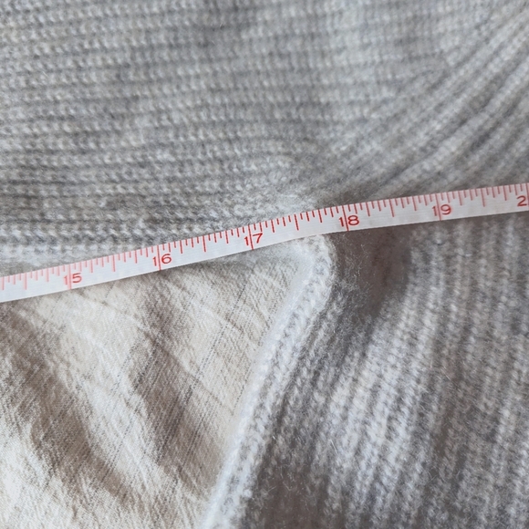 *HALOGEN* V-Neck 100% Cashmere Sweater w/ Side Slit Tie Heather Gray, Medium EUC - Picture 8 of 11